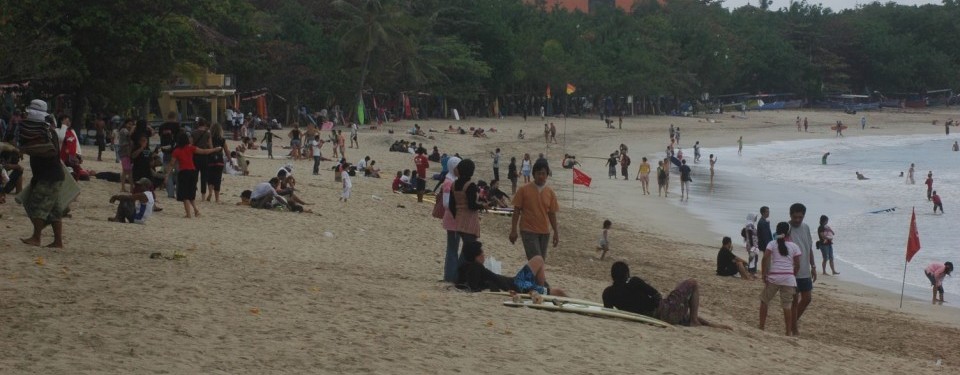 Pantai Kuta yang menjadi tujuan utama turis ke Bali