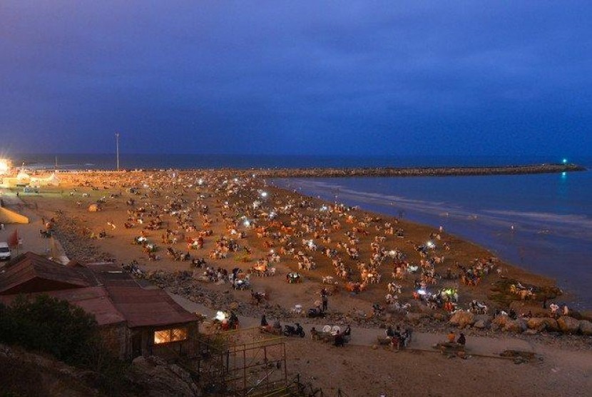 Pantai Maroko yang dipenuhi warga menanti saat berbuka puasa tiba.