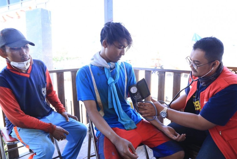 PANTAI PASIR PUTIH, PHE ONWJ bekerjasama dengan Rumah Sakit Pertamina Cirebon (RSPC) menyediakan posko kesehatan di wilayah terdampak sumur YYA-1 di Pantai Pasir Putih, Karawang, Jawa Barat, Rabu (14/8).