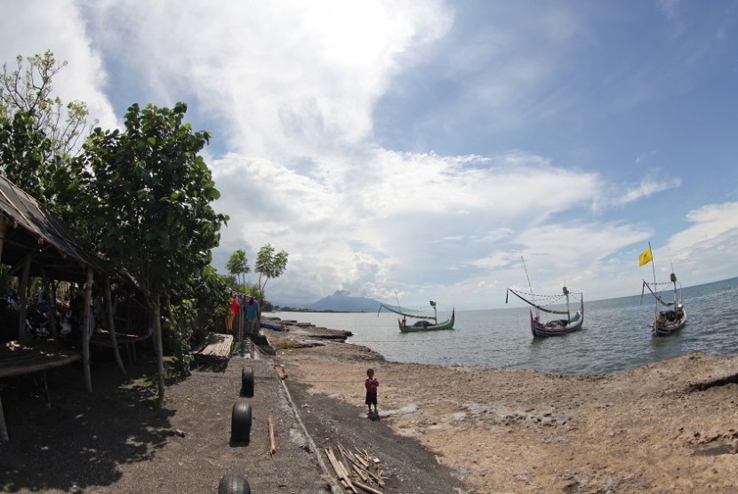 Pantai Patek, berada di Desa Gelung, Kecamatan Panarukan, Kabupaten Situbondo, Jawa Timur.