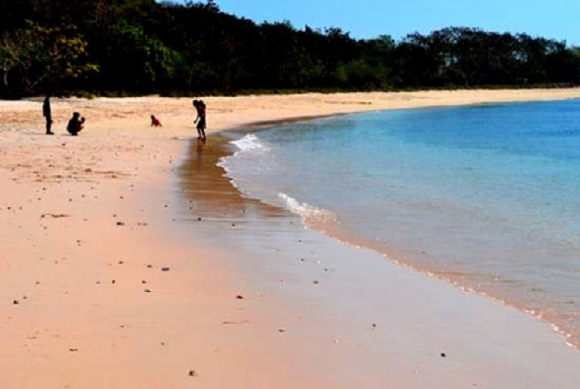 Pantai pink di Lombok, Nusa Tenggara Barat (NTB).