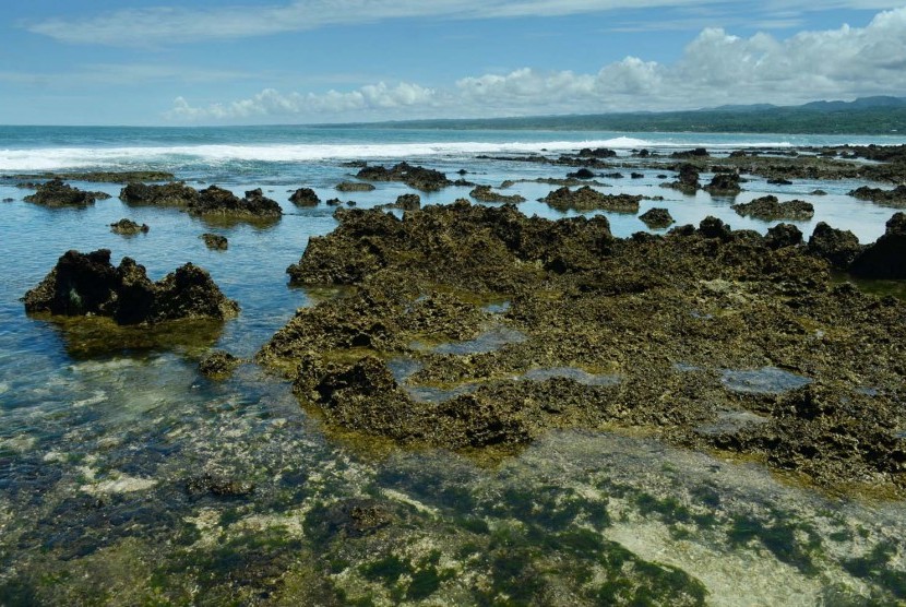 Pantai Rancabuaya, Kabupaten Garut, Jawa Barat. Ini pantai-pantai di dekat Bandung yang bisa dikunjungi para pemudik.