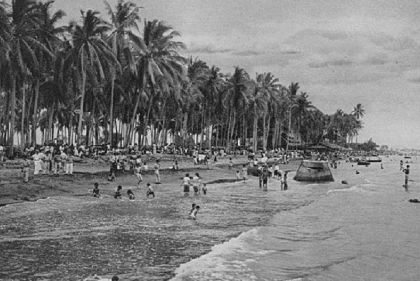Pantai Sampur jadi tempat favorit warga Batavia saat libur Lebaran.