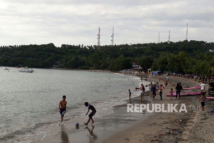 Pantai Senggigi di Lombok Barat menjadi pilihan berlibur bagi wisatawan dan juga masyarakat pada masa liburan Natal dan Tahun Baru, Senin (25/12). 