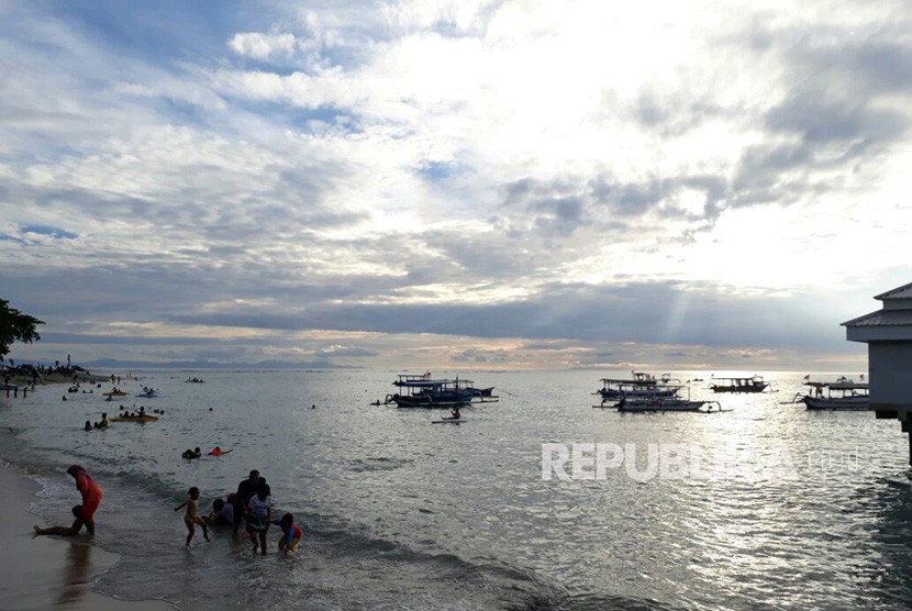 Pantai Senggigi di Lombok Barat menjadi pilihan berlibur bagi wisatawan dan juga masyarakat pada masa liburan Natal dan Tahun Baru, Senin (25/12). 