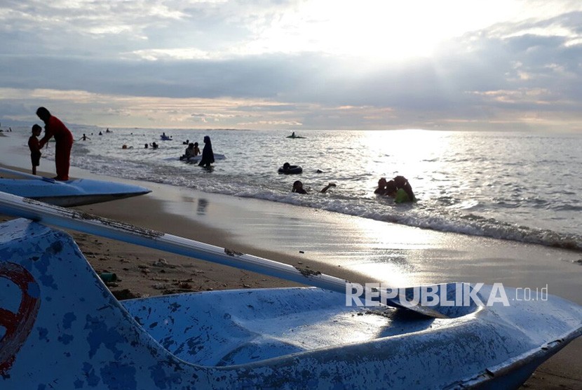 Pantai Senggigi di Lombok Barat menjadi pilihan berlibur bagi wisatawan dan juga masyarakat pada masa liburan Natal dan Tahun Baru, Senin (25/12). 