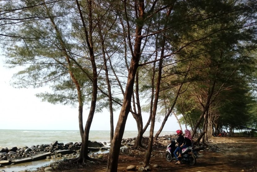 Pantai Slamaran Indah, salah satu obyek wisata alam di Pekalongan, Jawa Tengah  