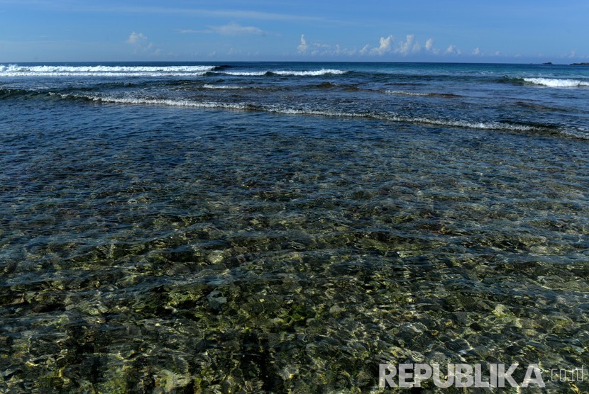Pantai Teluk Mekaki terletak di ujung selatan barat pulau Kecil Lombok. (Republika/Wihdan)