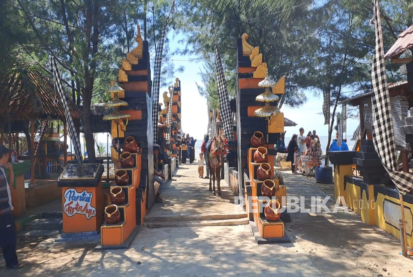 Pantai Tirta Ayu di Desa/Kecamatan Balongan, Kabupaten Indramayu, Ahad (8/6/2025). 