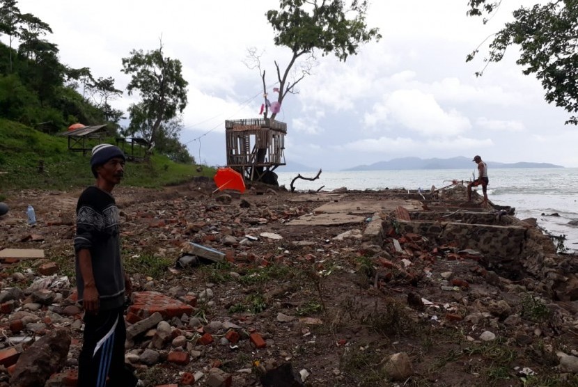 Pantai Wartawan De Mansion hancur dihantam tsunami Selat Sunda.