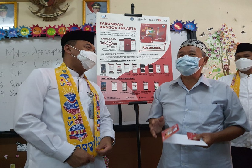 Pantau langsung proses penyaluran Bantuan Sosial Tunai di SDN Jembatan Besi 01 Pagi, Walikota Jakarta Barat, Uus Kuswanto memberikan apresiasi kepada warga yang tertib dan patuhi protokol kesehatan.  