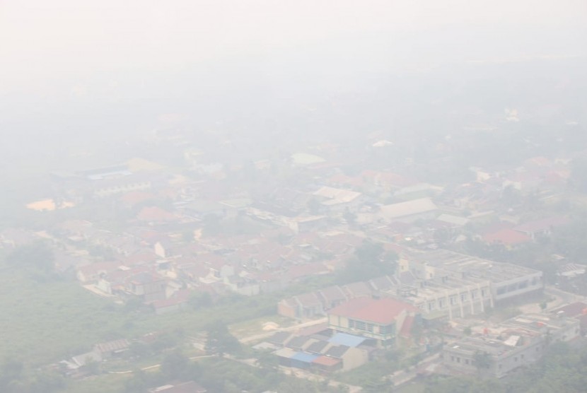 Pantauan dari udara kabut asap di Provinsi Riau hingga Ahad (15/9).