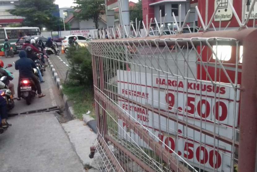 Pantauan harga BBM di berbagai SPBU di jalan Daan Mogot, Jakarta Barat. Salah satu SPBU Pertamina, belum mengganti daftar harga BBM meskipun harganya sudah naik per Rabu (10/10). 