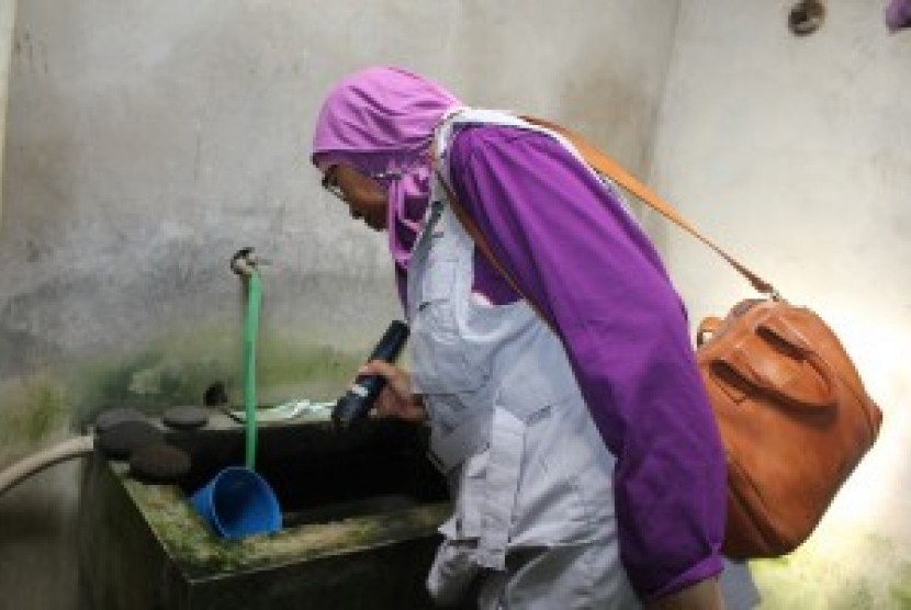 Pantauan jentik nyamuk secara berkala yang dilakukan seorang petugas di salah satu kolam kamar mandi warga di Kabupaten Sleman.