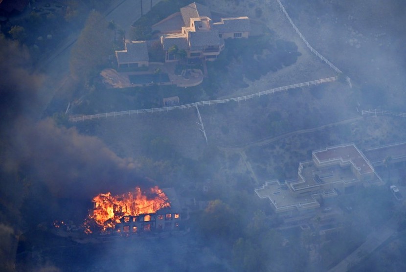 Pantauan udara kebakaran Kalifornia, Sabtu (10/11).