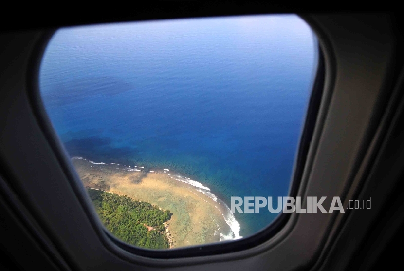 Pantauan udara menggunakan Pesawat Pengintai TNI AU Boeing 737-200 di Kepulauan Mentawai, Sumatera Barat, Kamis (3/3).  (Republika/Agung Supriyanto)
