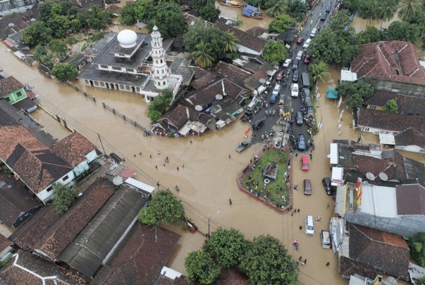 Pantauan udara saat banjir merendam wilayah Labuan, Banten akibat hujan yang mengguyur sejak malam hingga pagi hari, Rabu (26/12).