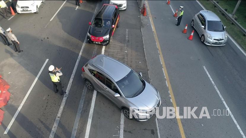 Polisi Kejar-Kejaran dengan Mobil Pemudik di Garut. Ilustrasi pantauan udara suasana check point larangan mudik di Cikarang Barat, Jumat (22/5). 