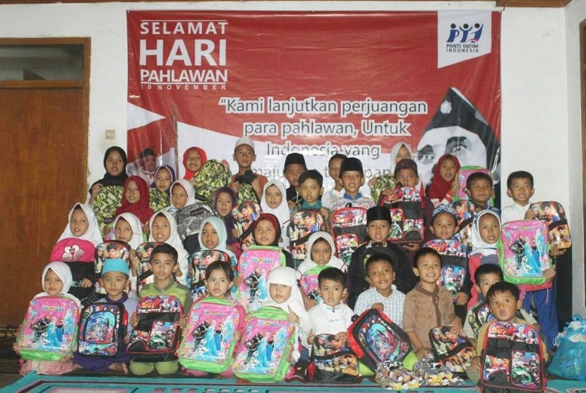 Panti Yatim Indonesia membagikan peralatan sekolah untuk 50 anak yatim dalam peringatan Hari Pahlawan 10 Nopember 2017.