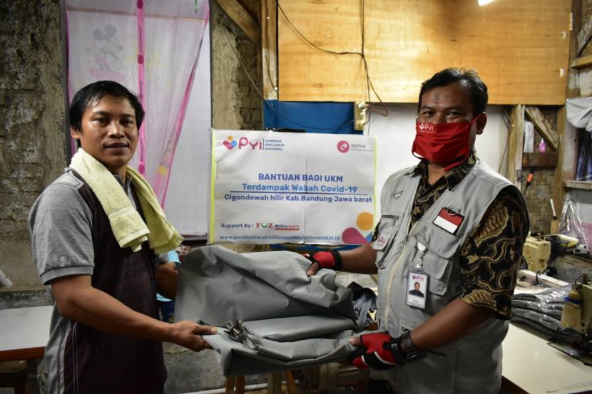 Panti Yatim Indonesia memberikan bantuan modal usaha kepada Anang, salah seorang pemilik usaha konveksi yang terdampak covid-19.