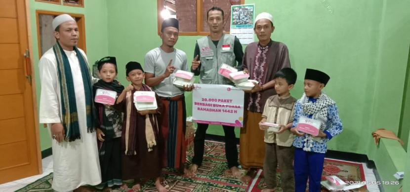 Panti Yatim Indonesia (PYI) kembali menyalurkan paket makanan untuk berbuka puasa Ramadhan 1442 Hijriyah.  Paket makanan tersebut di salurkan di tiga tempat berbeda diantaranya, Sukamukti Majalaya, Babakan Ciparay Bandung, serta Haurwangi Cianjur, Rabu (5/5).