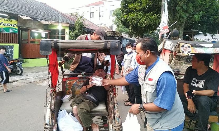 Panti Yatim Indonesia (PYI) melalui program Ramadhan Berbagi Kebahagiaan kembali membagikan 50 paket buka puasa kepada penarik becak dan yang membutuhkan.