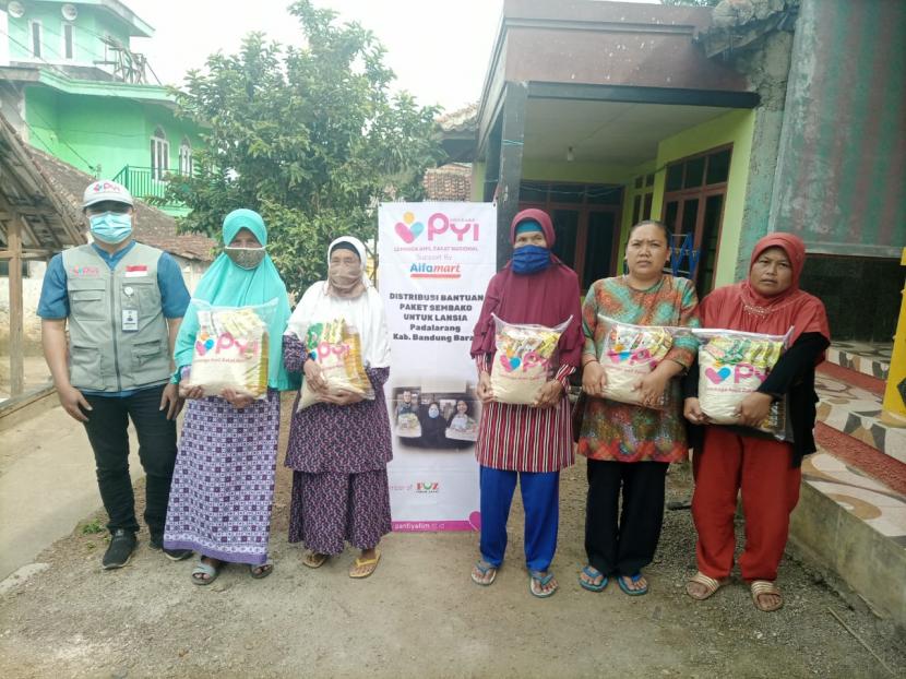 Panti Yatim Indonesia (PYI) mendistribusikan bantuan paket sembako untuk lanjut usia di wilayah Padalarang, Bandung, Rabu (23/12).
