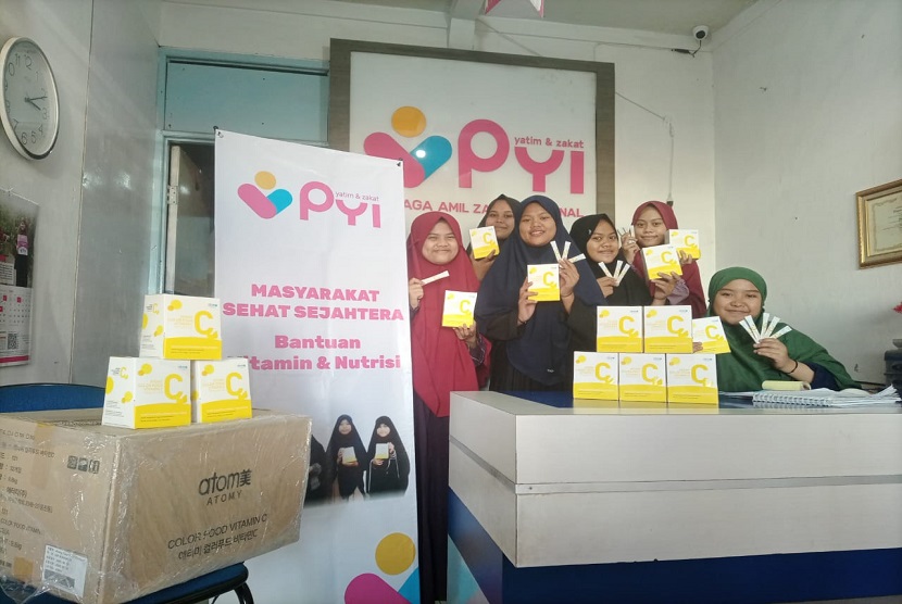 Panti Yatim Indonesia (PYI) menyalurkan 480 Box bantuan vitamin dan nutrisi kepada asrama yatim binaan PYI Yatim dan Zakat diseluruh Indonesia. Bantuan tersebut diserahkan secara langsung kepada setiap anak di asrama oleh tim pemberdayaan PYI, Selasa (8/6).
