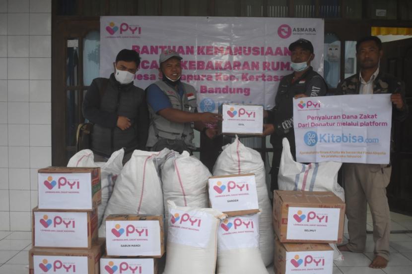 Panti Yatim Indonesia (PYI) menyalurkan bantuan berupa bahan bangunan, logistik, pakaian layak pakai, serta MCK kepada warga korban kebakaran di Desa Sukapura, Kecamatan Kertasari, Kabupaten Bandung, Rabu (3/2).