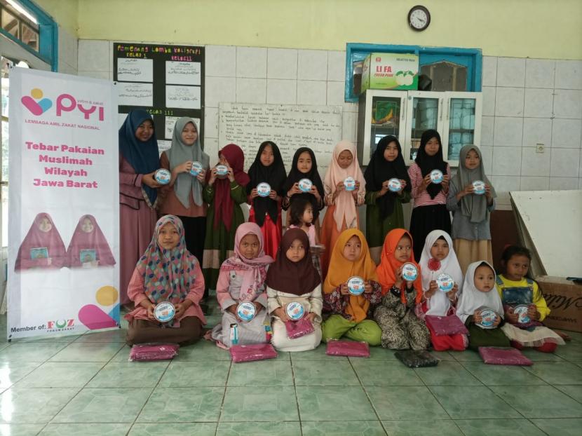 Panti Yatim Indonesia (PYI) menyalurkan bantuan hijab bagi yatim dhuafa di seluruh negeri. 