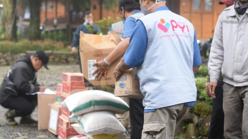 Panti Yatim Indonesia (PYI) menyalurkan bantuan kepada korban banjir bandang di Cisarua, Kabupaten Bogor, Kamis (21/1).