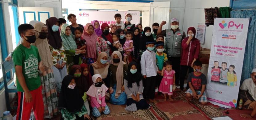 Panti Yatim Indonesia (PYI) menyalurkan bantuan paket sembako dan voucher gratis untuk anak-anak yatim. 