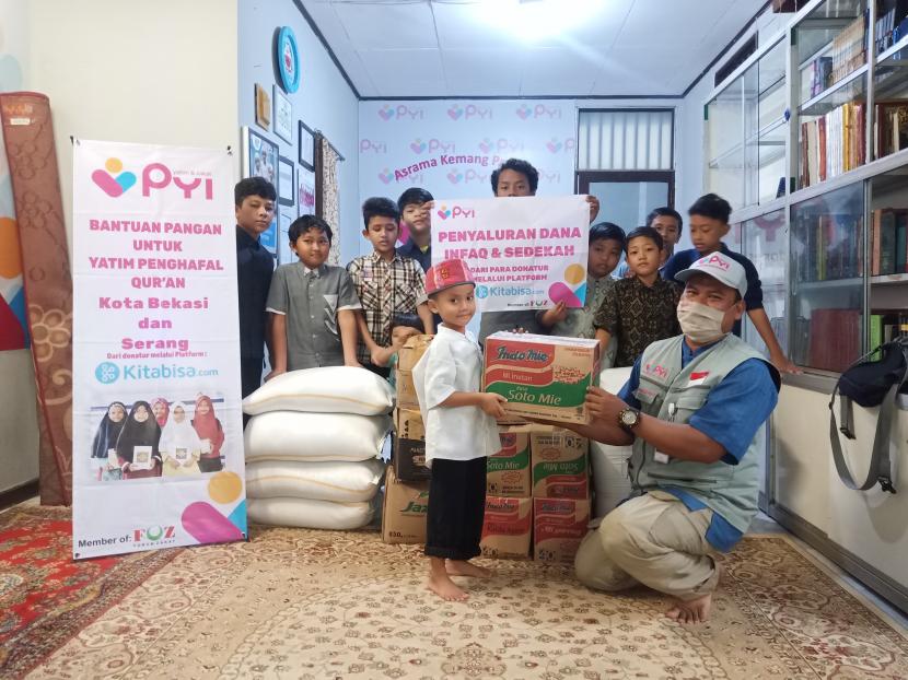 Panti Yatim Indonesia (PYI) menyalurkan bantuan pangan untuk yatim penghafal Alquran.