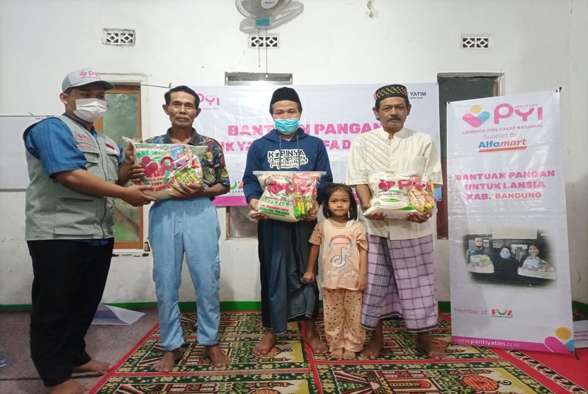 Panti Yatim Indonesia (PYI) menyalurkan bantuan pangan untuk yatim, dhuafa, Lanjut usia (Lansia), dan Da