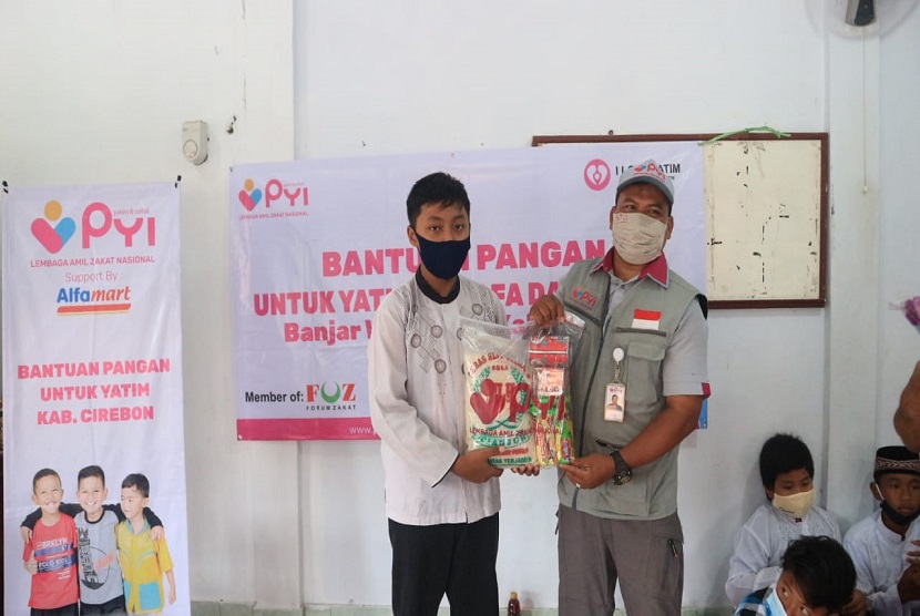 Panti Yatim Indonesia (PYI) menyalurkan bantuan sembako dan voucer gratis untuk anak yatim. Kegiatan tersebut bekerja sama dengan Alfamart Desa Banjar Wangunan, Kecamatan Mundu Kabupaten Cirebon, Rabu (17/3).