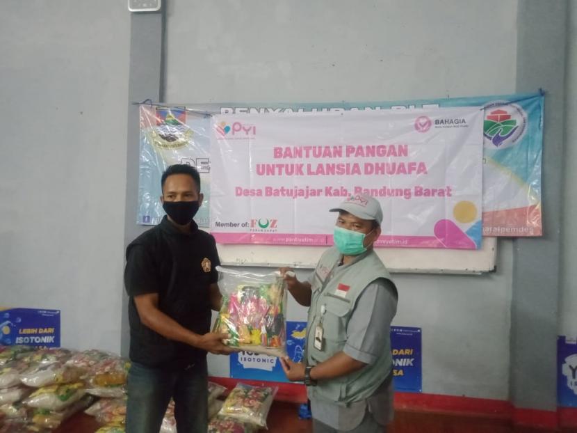 Panti Yatim Indonesia (PYI) menyalurkan bantuan sembako untuk lansia Desa Batujajar Barat. 