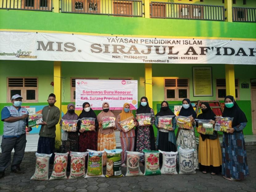 Panti Yatim Indonesia (PYI) menyalurkan bantuan sosial (bansos), berupa paket sembako berisi beras, mi instan, minyak goreng, gula pasir dan teh celup kepada 25 guru honorer terdampak Covid-19 pada, Kamis (9/9).