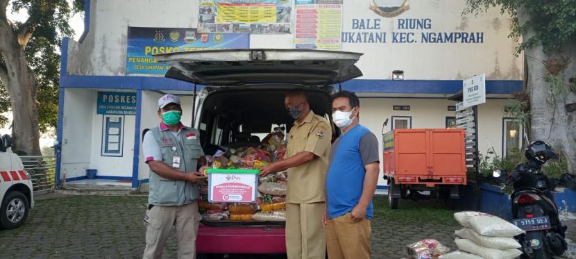 Panti Yatim Indonesia (PYI) menyalurkan bantuan untuk masyarakat yang menjalani isolasi mandiri (isoman) di wilayah Bandung Barat, Jawa Barat.