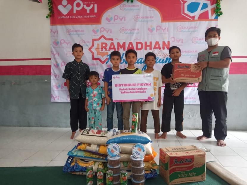 Panti Yatim Indonesia (PYI) menyalurkan dana fidyah dari para donatur sebanyak 90 paket sembako. Paket sembako tersebut disalurkan kepada Anak yatim dan dhuafa di Sembilan asrama Bandung, salah satunya di Kecamatan Bojong Soang, Bandung. Sabtu (24/4).