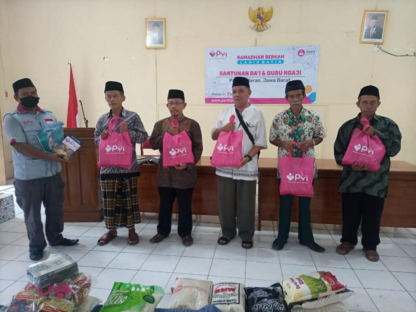 Panti Yatim Indonesia (PYI) menyalurkan dukungan bagi para Dai dan Guru ngaji sebanyak 55 Paket. Bantuan tersebut disalurkan di Dusun Pasir Kiara, Parigi, Kabupaten Pangandaran, Jawa Barat, Selasa (19/4/2022).