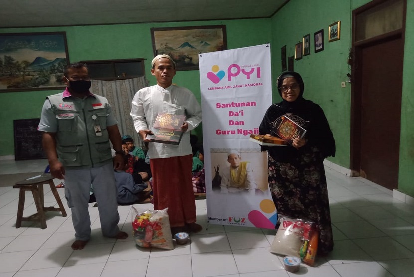 Panti Yatim Indonesia (PYI) menyalurkan santunan bagi para Dai dan Guru ngaji sebanyak 50 Paket. Bantuan tersebut disalurkan di tiga wilayah berbeda diantaranya Kabupaten Sumedang, kota Bandung dan Kabupaten Bandung, Jumat (29/5). 