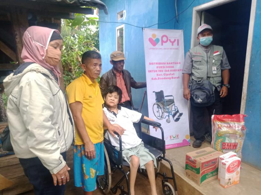 Panti Yatim Indonesia (PYI) menyalurkan secara langsung bantuan kursi roda kepada Ida Haryati penyandang disabilitas. Di Kecamatan Cipatat, Desa Ciptaharja, Kabupaten Bandung Barat, Sabtu (30/1).