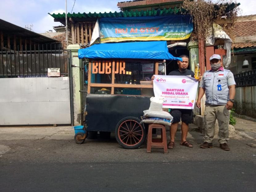 Panti Yatim Indonesia (PYI) salurkan bantuan modal usaha, untuk membantu pedagang kecil (super mikro) yang terdampak Covid-19 pada, Selasa (20/9).