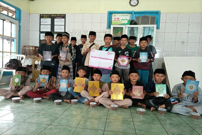 Panti Yatim Indonesia (PYI) terus berkontribusi dalam mewujudkan generasi yang islami, salah satunya dengan menyalurkan alquran wakaf. Alquran wakaf tersebut disalurkan kepada para santri yatim dan dhuafa di masjid maupun di pesantren wilayah Kabupaten Bandung.