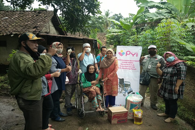 Panti Yatim Indonesia (PYI) Yatim dan Zakat menyalurkan bantuan kursi roda dan sembako bagi penyandang disabilitas. Bantuan tersebut diberikan kepada empat disabilitas Kecamatan Cipatat Kabupaten Bandung Barat, sabtu (20/02).