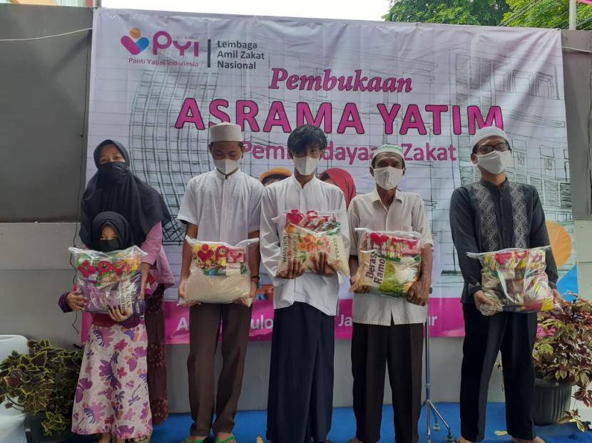 Panti Yatim Indonesia (PYI) Yatim dan Zakat menyalurkan bantuan kepada anak yatim dan warga dhuafa di acara pembukaan asrama baru pada, Sabtu (22/1/2022).