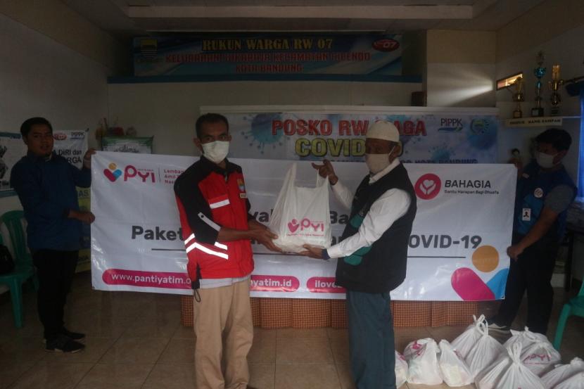Panti Yatim Indonesia serahkan bantuan paket sembako.