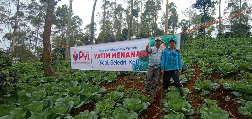 Panti Yatim menyalurkan bantuan program ekonomi produktif di Kampung Cihurip, Garut.