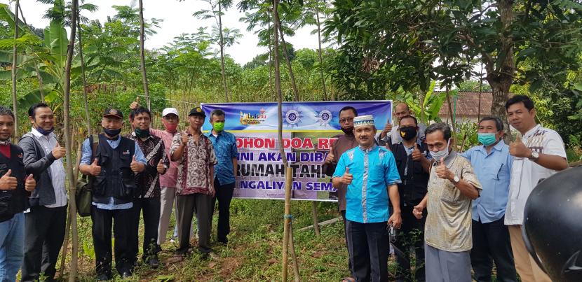 Pantia melakukan persiapan pembangunan Pondok Pesantren Tahfidz  Muhammadiyah Ngaliyan di Desa Wonorejo, Wates, Ngaliyan, Semarang, Sabtu (19/9). Di tanah wakaf seluas 800 meter persegi ini para santri akan dididik menjadi para ahli agama khususnya penghafal Quran.