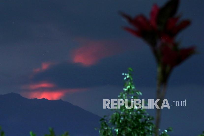 Pantulan api pijar erupsi Gunung Raung terlihat dari Pos Pengamatan Gunung Api Raung di Songgon, Banyuwangi, Jawa Timur, Kamis (11/2/2021). Gunung Raung saat ini berstatus Waspada (level II). 